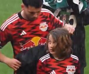 CALCIATORI DEL NEW YORK RED BULLS PROTEGGONO I BAMBINI DALLA PIOGGIA TORRENZIALE